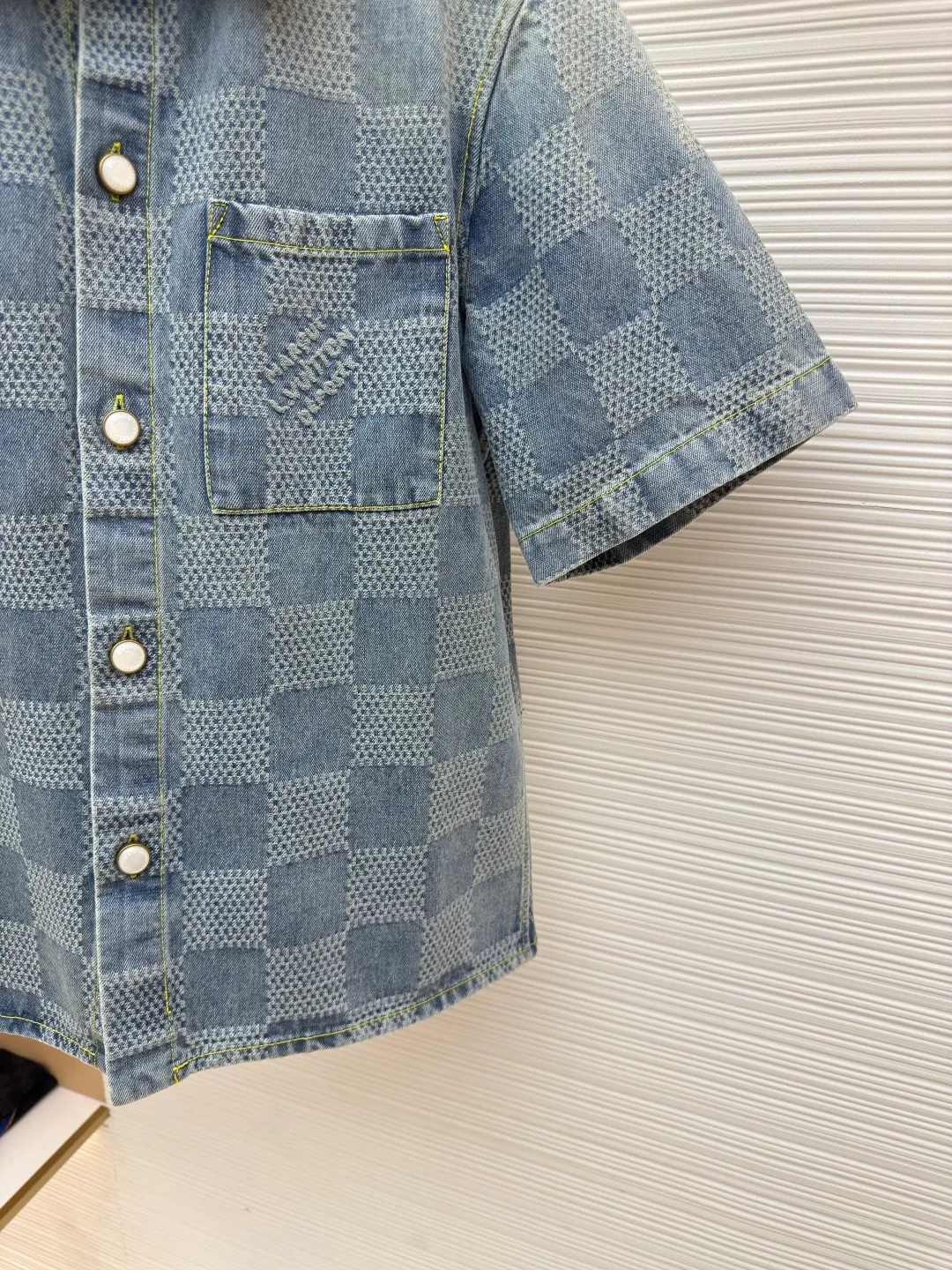 LOUIS VUITTON checkerboard denim short-sleeved shirt ●Authentic product: Purchased and developed by 14100 ●Item number: 1680088-B20 ●Fabric: Jacquard denim fabric ●Technology: 3D jacquard craft ●Version: Fitted version ●Size: S-M-L-XL ●Weight: about 635 grams ●Description: Using a loom to weave a three-dimensional pattern on the fabric, the sand-washed whitening distressed denim fabric presents a whitening and distressed effect. The overall wiring is straight and delicate, the fabric is comfortable and soft, and the color is consistent without color difference. It can be matched with the same style to create a fashionable look and control various occasions. Customized accessories, complete with three standards, same style for men and women!